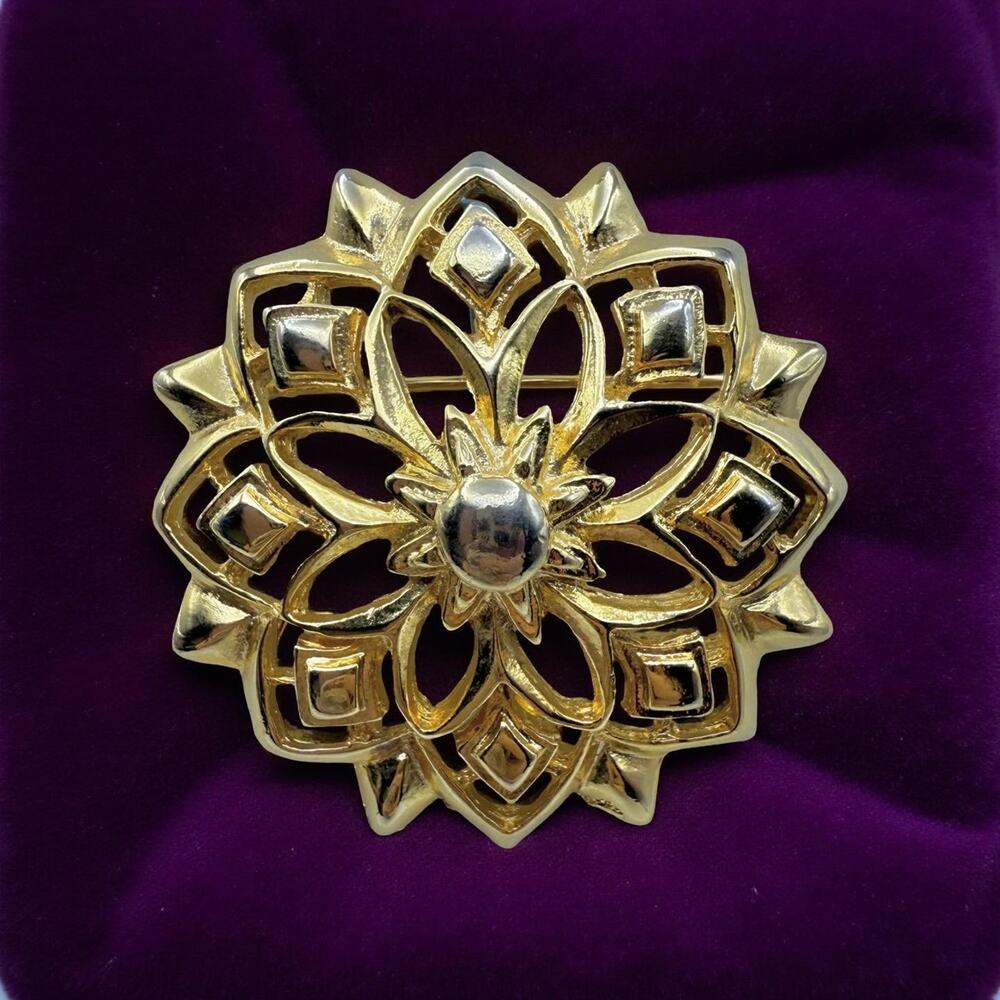Vintage Gold Tone Floral Starburst Medallion Brooch Pin